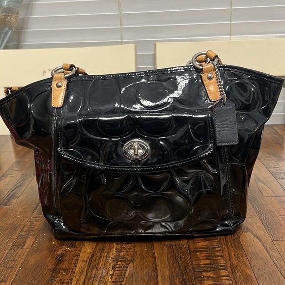 Coach Embossed C Patent Leather
Black Tote Bag Shoulder bag zip closure - Picture 3 of 16